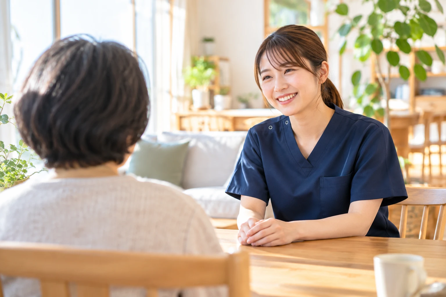 スタッフが笑顔でお話を聞いている様子